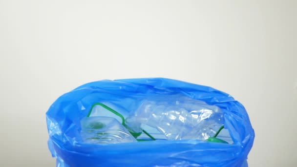 Kéz Használt Műanyag Palackokat Tesz Kék Csomagolásba Használt Műanyag Palackok — Stock videók