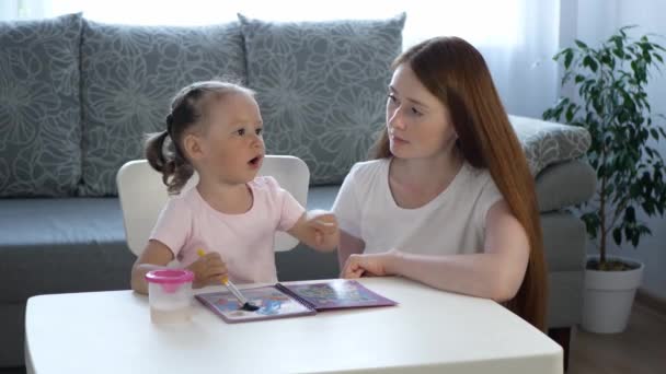 Jolie Fille Peinture Tableau Par Pinceau Avec Eau Mère Fille — Video