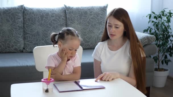 Anya Lánya Gyerekkönyveket Néznek Anya Lánya Együtt Vannak Családtagok Beszélnek — Stock videók