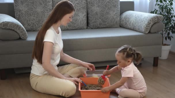 Mor Och Dotter Leker Med Konstgjord Sand Mor Och Dotter — Stockvideo