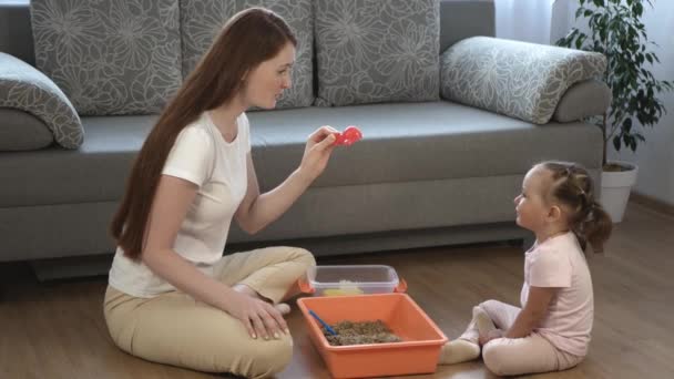 Mutter Und Tochter Spielen Mit Künstlichem Sand Mutter Und Tochter — Stockvideo