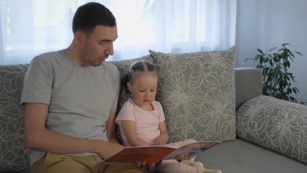 Vater Und Tochter Lesen Kinderbuch Vater Und Tochter Verbringen Zeit — Stockvideo