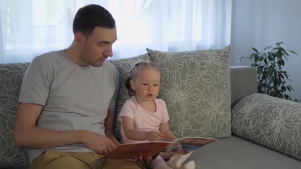 Vater Und Tochter Lesen Kinderbuch Vater Und Tochter Verbringen Zeit — Stockvideo