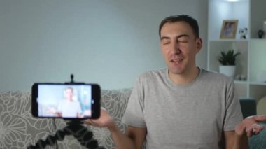 Bir blog yazarı kanalı için bir video çeker ve kameranın önünde konuşur. Blogcu bir adam sosyal medya için bir video kaydediyor. Aboneler için bir erkek vlogger deresi.