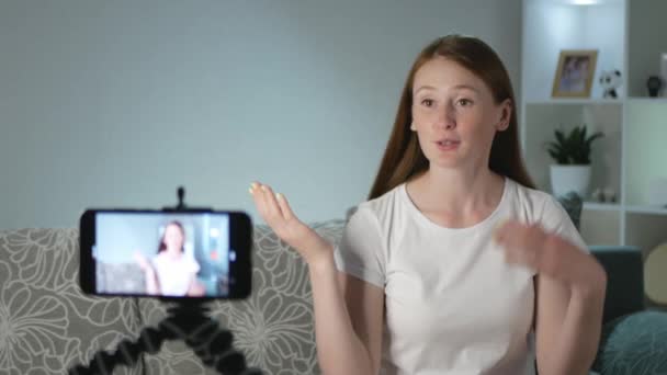 Een Vrouwelijke Blogger Maakt Een Video Voor Haar Kanaal Een — Stockvideo