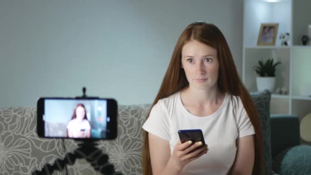 Žena Blogger Silně Překvapí Něčím Chytrém Telefonu Ženské Blogerky Dělají — Stock video