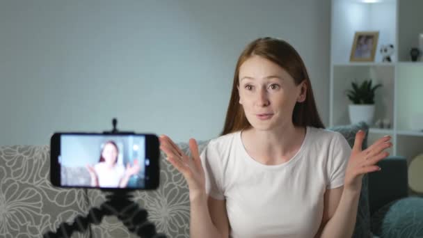 Bir Kadın Blogcu Kameranın Önünde Duygusal Konuşuyor Bir Kadın Blogcu — Stok video