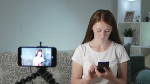 Blogerka Povídá Sociálních Sítích Usmívá Před Kamerou Ženské Blogerky Dělají — Stock video
