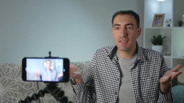 Muž Blogger Dělá Video Pro Svůj Kanál Mluví Před Kamerou — Stock video