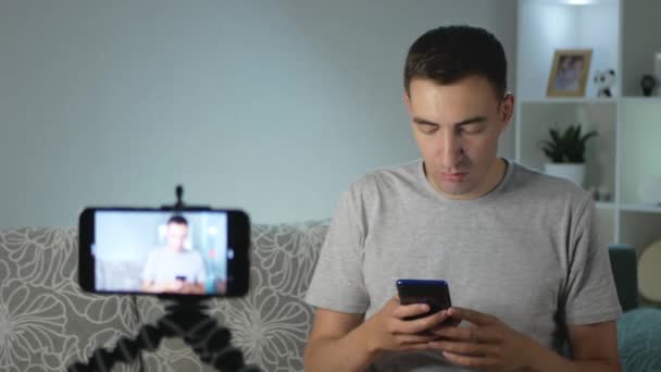 Člověk Blogger Dívá Něco Chytrém Telefonu Muž Blogger Dělá Video — Stock video