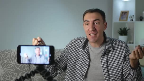 Muž Blogger Raduje Před Kamerou Muž Blogger Dělá Video Pro — Stock video