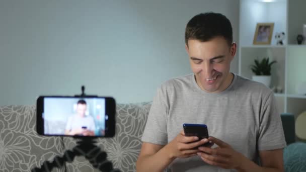 Člověk Blogger Dívá Něco Chytrém Telefonu Směje Muž Blogger Dělá — Stock video