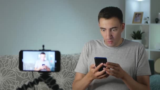 Ein Blogger Überrascht Mit Einem Smartphone Ein Mann Blogger Macht — Stockvideo