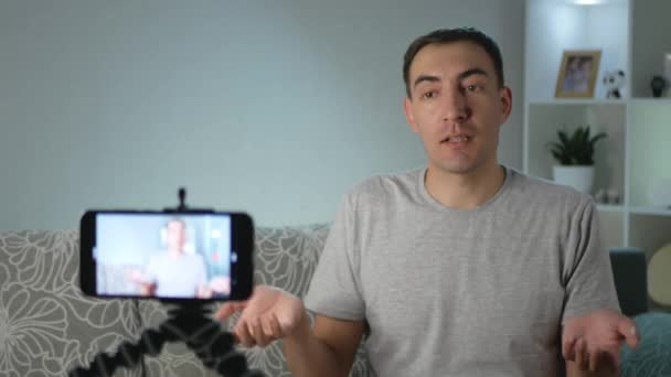 Muž Blogger Dělá Video Pro Svůj Kanál Mluví Před Kamerou — Stock video