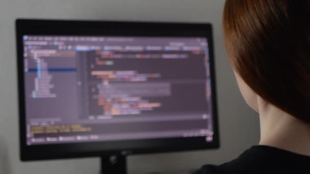 Kadın Programcı Kod Yazıyor Bir Uygulama Yazıyor Serbest Programcı Evde — Stok video