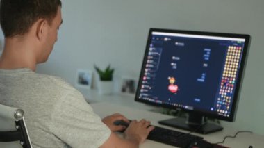 Beyaz beyaz bir beyaz adam bilgisayarda sohbet ediyor. Bir adam bir kuryeye mesaj yazıyor. Yetişkin bir insan, modern bir kuryede yazışmalar yapıyor..