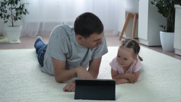 Tochter Und Vater Schauen Sich Etwas Auf Dem Tablet Und — Stockvideo