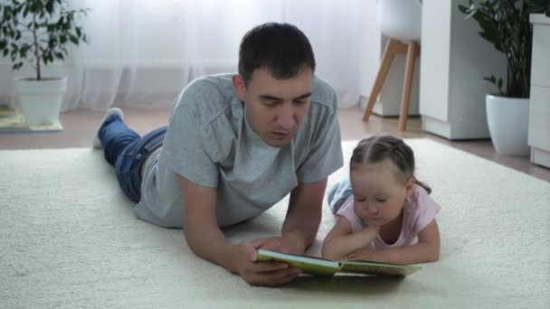 Tochter Und Vater Lasen Kinderbücher Und Lagen Hause Auf Dem — Stockvideo