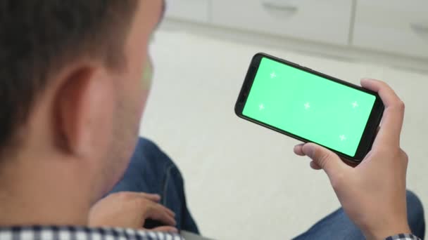 Krom Ekranlı Akıllı Telefona Bakan Yetişkin Bir Adamın Yan Görüntüsü — Stok video