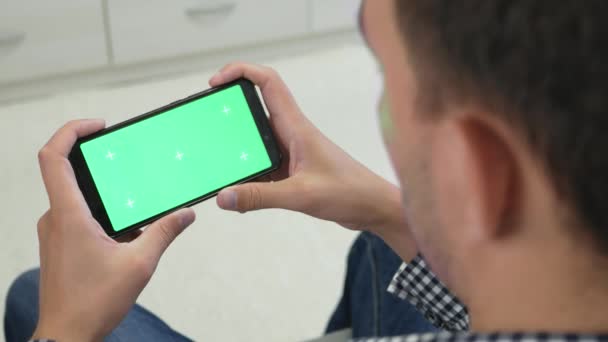 Krom Ekranlı Akıllı Telefona Bakan Yetişkin Bir Adamın Yan Görüntüsü — Stok video