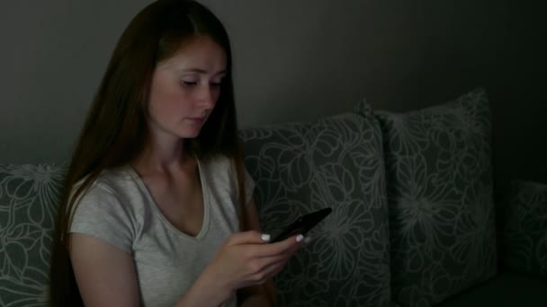 Attrayant Femme Regarde Quelque Chose Dans Smartphone Devant Télévision Travail — Video
