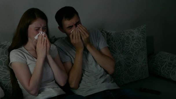 Emocjonalny Mężczyzna Kobieta Oglądają Dramat Telewizji Dorosła Para Płacze Oglądając — Wideo stockowe