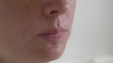 Yulaf lapası yiyen bir kadının yüzüne yakından bak. Beyaz kadın yulaf lapası ya da yulaf ezmesi yer.. 