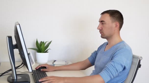 Volwassen Man Werkt Thuis Computer Blanke Man Typt Iets Toetsenbord — Stockvideo