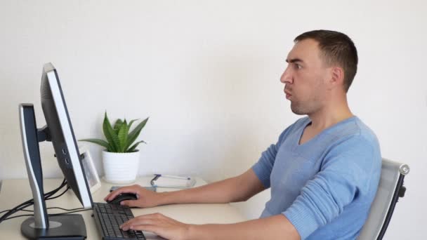 Homem Adulto Surpreendido Por Algo Computador Bonito Homem Senta Frente — Vídeo de Stock