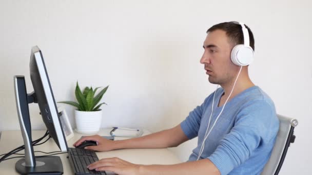 Volwassen Man Luistert Naar Muziek Computer Blanke Man Typt Iets — Stockvideo