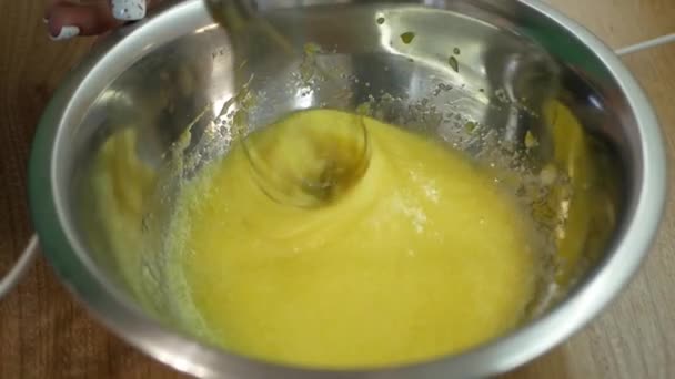 密切关注鸡蛋和糖的混合 女人在金属碗里搅拌鸡蛋和糖 厨房里烹调甜点的近景 — 图库视频影像