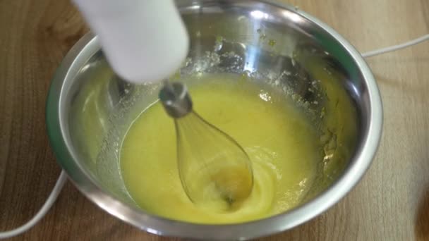 Yumurta Şekerin Karışımına Yakından Bak Kadın Metal Kasede Yumurta Şekeri — Stok video
