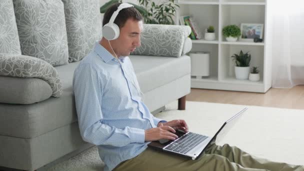 Volwassen Man Freelancer Student Luistert Naar Muziek Types Laptop Freelancer — Stockvideo