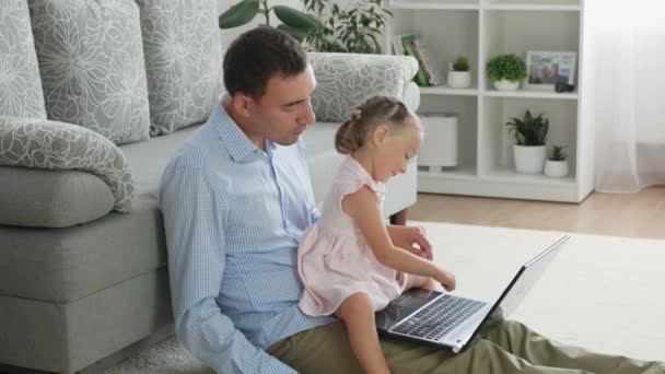 Padre Adulto Insegna Figlia Bambino Digitare Sul Computer Portatile Padre — Video Stock