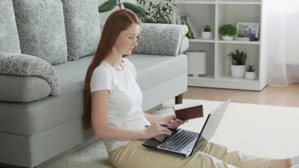 Mooie Vrouw Freelancer Student Kijkt Naar Laptop Schrijft Notebook Freelancer — Stockvideo