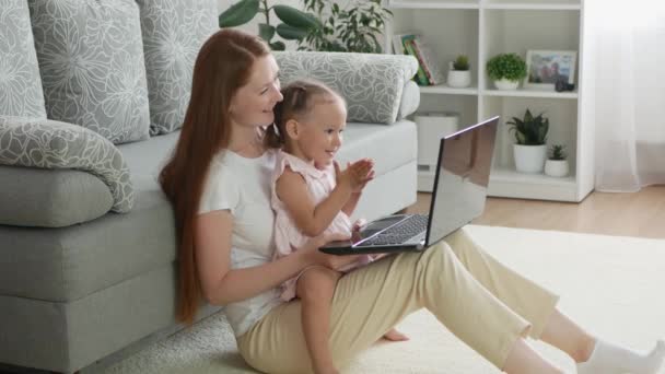 Mooie Moeder Peuter Dochter Luisteren Naar Muziek Laptop Zingen Moeder — Stockvideo
