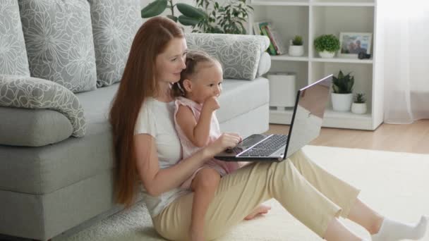 Schöne Mutter Und Kleinkind Tochter Sehen Bilder Auf Laptop Mutter — Stockvideo