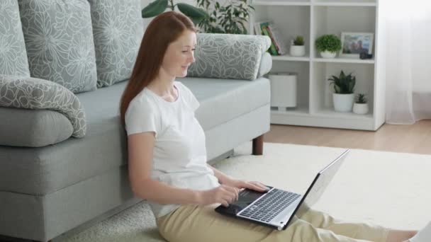 Mulher Bonita Termina Chamada Vídeo Laptop Enquanto Senta Chão Sala — Vídeo de Stock