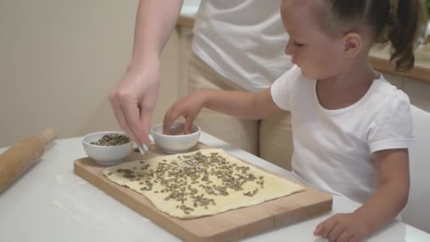 Carino Bambino Ragazza Madre Cospargere Semi Sesamo Sulla Pasta Sfoglia — Video Stock