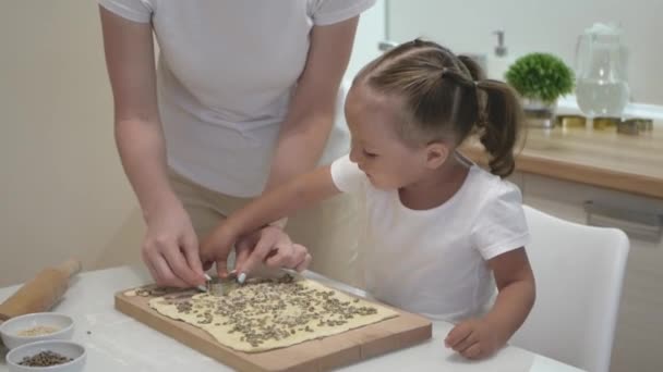 Carino Bambino Ragazza Madre Tagliare Biscotti Pasta Sfoglia Con Semi — Video Stock