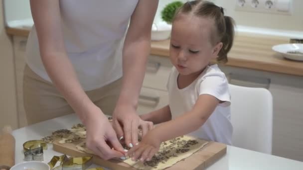 Carino Bambino Ragazza Madre Tagliare Biscotti Pasta Sfoglia Con Semi — Video Stock