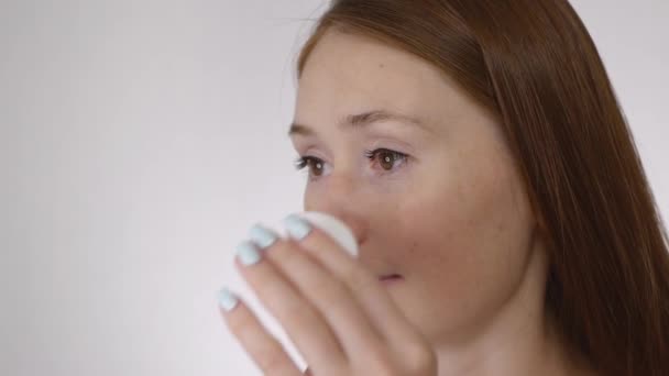 Vacker Kvinna Stroke Ansikte Hud Med Bomullstuss Ung Kvinna Applicerar — Stockvideo