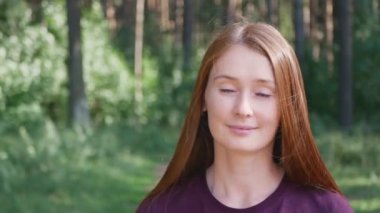 Kızıl saçlı güzel bir kadının yakın görüntüsü. Kızıl saçlı çekici bir kadına yakından bak. Yüzünde çiller olan yetişkin birinin portresi. Doğal güzellik..