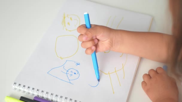 Petite Fille Mignonne Dessine Avec Feutre Pointe Stylos Vue Rapprochée — Video