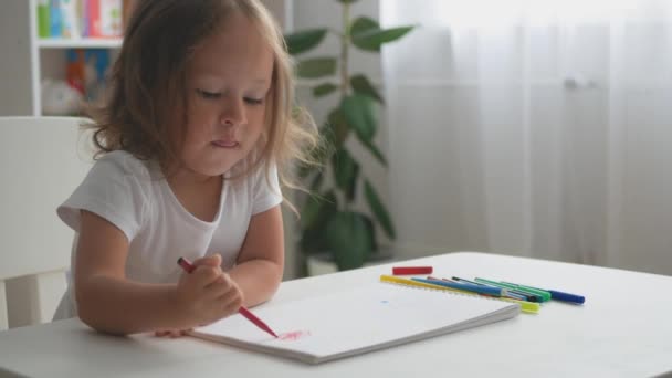 Carino Bambino Ragazza Disegna Con Pennarelli Ritratto Bambina Casa — Video Stock