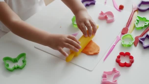 Carino Bambino Ragazza Gioca Con Plastilina Vista Vicino Sulla Scrivania — Video Stock