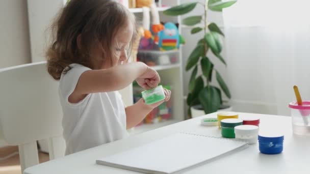 Petite Fille Mignonne Dessine Avec Des Peintures Aux Doigts Portrait — Video