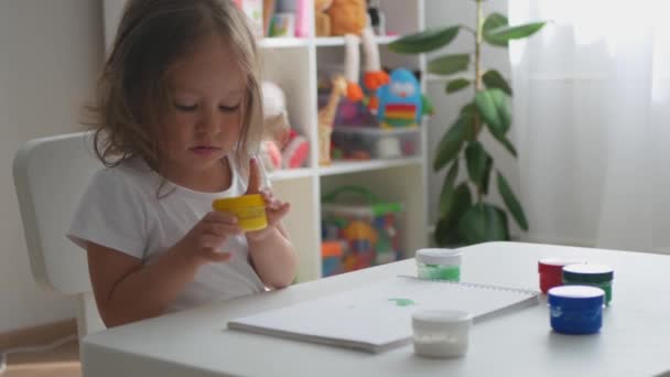 Petite Fille Mignonne Dessine Avec Des Peintures Aux Doigts Portrait — Video