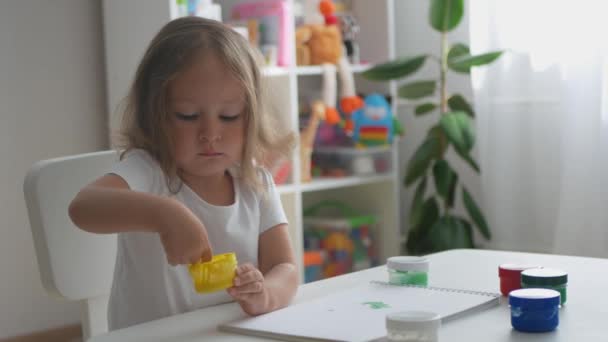 Linda Niña Dibuja Con Pinturas Dedos Retrato Niña Casa — Vídeos de Stock