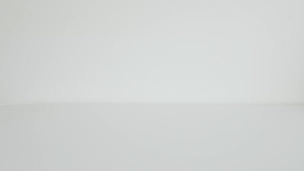 Kéz Szuvenír Fogat Tesz Fehér Asztalra Malacpersely Fehér Fog Formájában — Stock videók